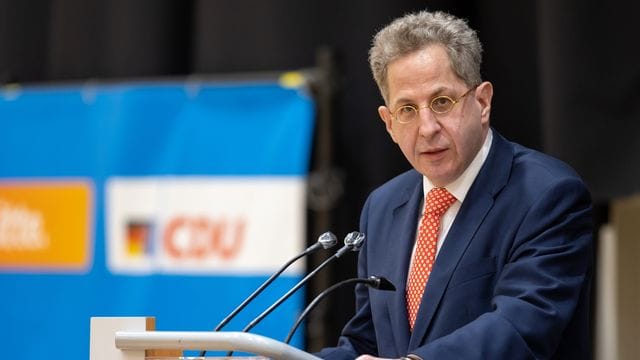 Hans-Georg Maaßen (CDU) spricht vor der Wahlkreisvertreterversammlung der CDU-Kreisverbände in Südthüringen. Hans-Georg Maaßen (CDU) spricht vor der Wahlkreisvertreterversammlung der CDU-Kreisverbände in Südthüringen.