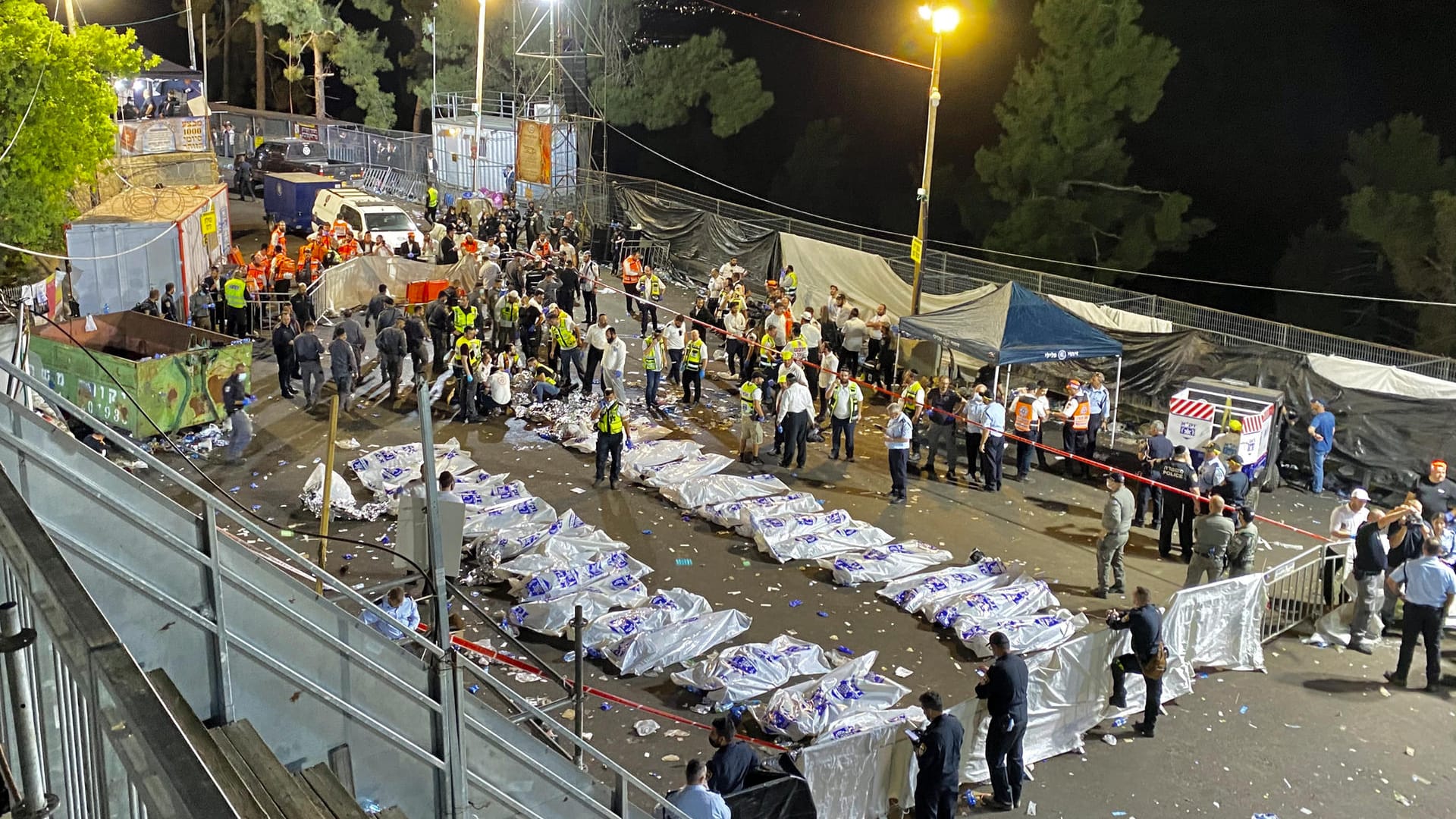 Dutzende Leichen nach der Massenpanik in Israel: Die Menschen kamen zum Feiertag "Lag Baomer" zusammen. Dutzende Leichen nach der Massenpanik in Israel: Die Menschen kamen zum Feiertag "Lag Baomer" zusammen.