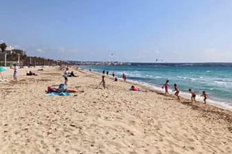 Mallorca Mallorca 05.04.2021,leere Straende kaum Tourismus am Strand von Mallorca *** Mallorca Mallorca 05 04 2021,empt