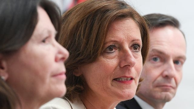 Die Ministerpräsidentin von Rheinland-Pfalz, Malu Dreyer (m. Die Ministerpräsidentin von Rheinland-Pfalz, Malu Dreyer (m.