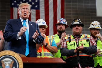 Donald Trump zeigte sich gerne umgeben von Arbeitern: Seine Pläne für den Ausbau der US-Infrastruktur bleiben jedoch nur Versprechen. Sein Nachfolger Joe Biden will dagegen jetzt Nägel mit Köpfen machen.