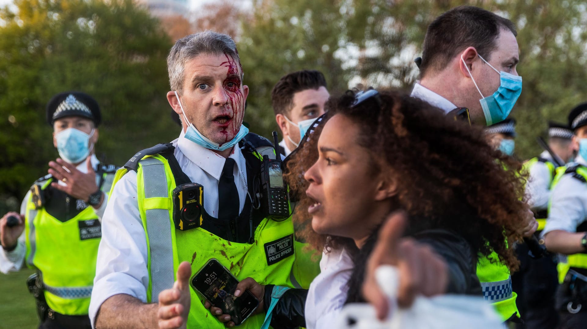 Polizisten und Demonstranten: Am vergangenen Wochenende kam es zu Zusammenstößen bei einer Corona-Demo im Hyde Park.