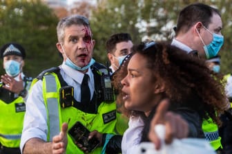 Polizisten und Demonstranten: Am vergangenen Wochenende kam es zu Zusammenstößen bei einer Corona-Demo im Hyde Park.