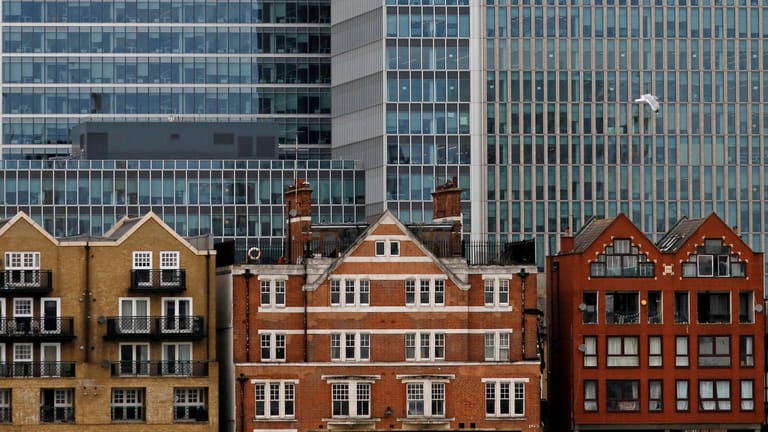 Wohnhäuser vor Wolkenkratzern: Nicht überall in London sieht aus so aus wie an der Canary Wharf (Archivbild).