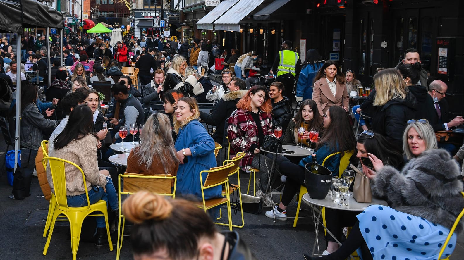 Soho am 12. April: Als der harte Lockdown nach Monaten endete, strömten die Menschen in die Außenbereiche der Gastronomie (Archivbild).