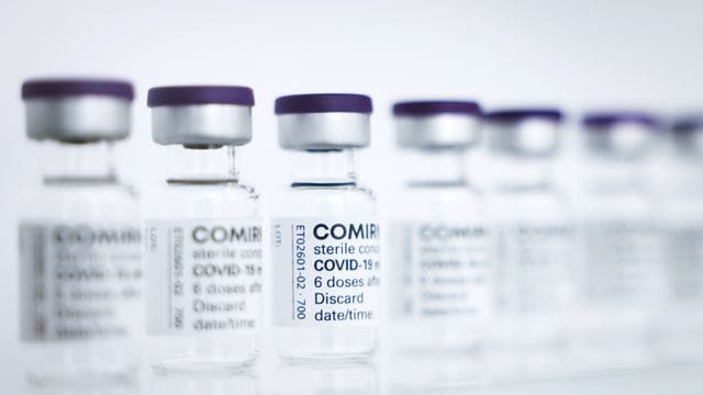 Fläschchen des Comirnaty-Impfstoffs von Biontech/Pfizer.