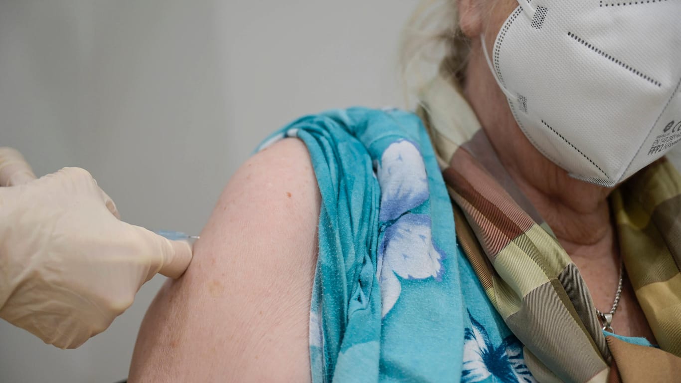 Corona-Impfung bei einer Seniorin: Zwei Menschen starben in einem Pflegeheim in Sachsen-Anhalt. (Symbolbild)