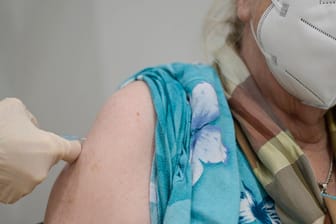 Corona-Impfung bei einer Seniorin: Zwei Menschen starben in einem Pflegeheim in Sachsen-Anhalt. (Symbolbild)