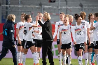 Das Team um Bundestrainerin Martina Voss-Tecklenburg (M.