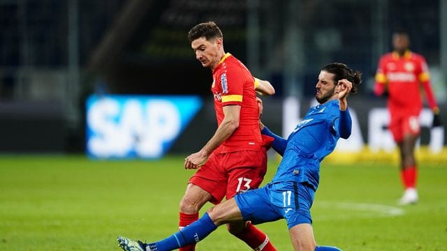 Für den Leverkusener Lucas Alario (l) ist die Saison gelaufen.