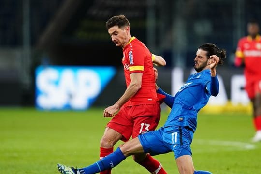 Für den Leverkusener Lucas Alario (l) ist die Saison gelaufen.