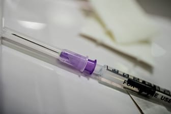 Im Schweriner Impfzentrum wurden versehentlich die Behälter mit verdünntem und unverdünntem Impfstoff verwechselt.