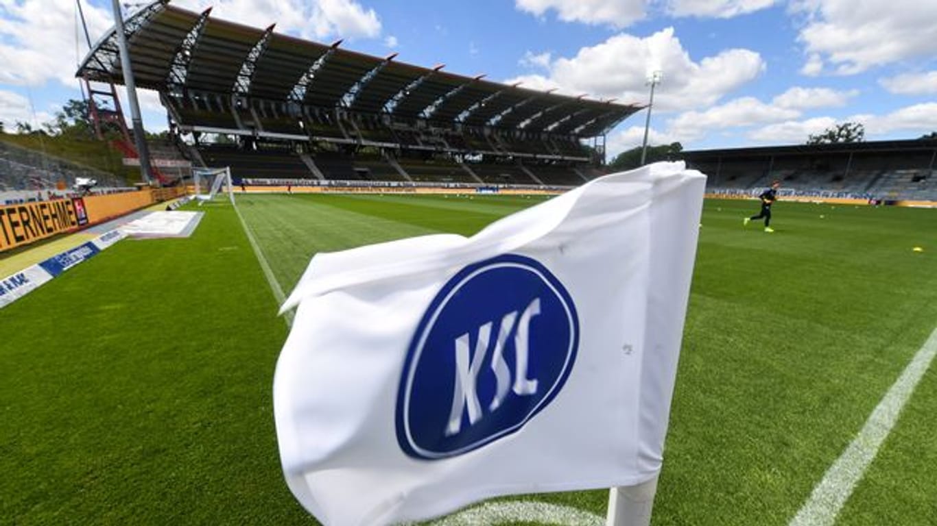 Der Karlsruher SC muss nach seiner Quarantäne-Zeit wegen des Verstoßes gegen Corona-Regeln eine Geldstrafe zahlen.