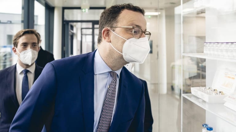 Jens Spahn beim Besuch im neuen Produktionsstandort für den Biontech-Impfstoff: Die Maske findet er "unheimlich nervig".