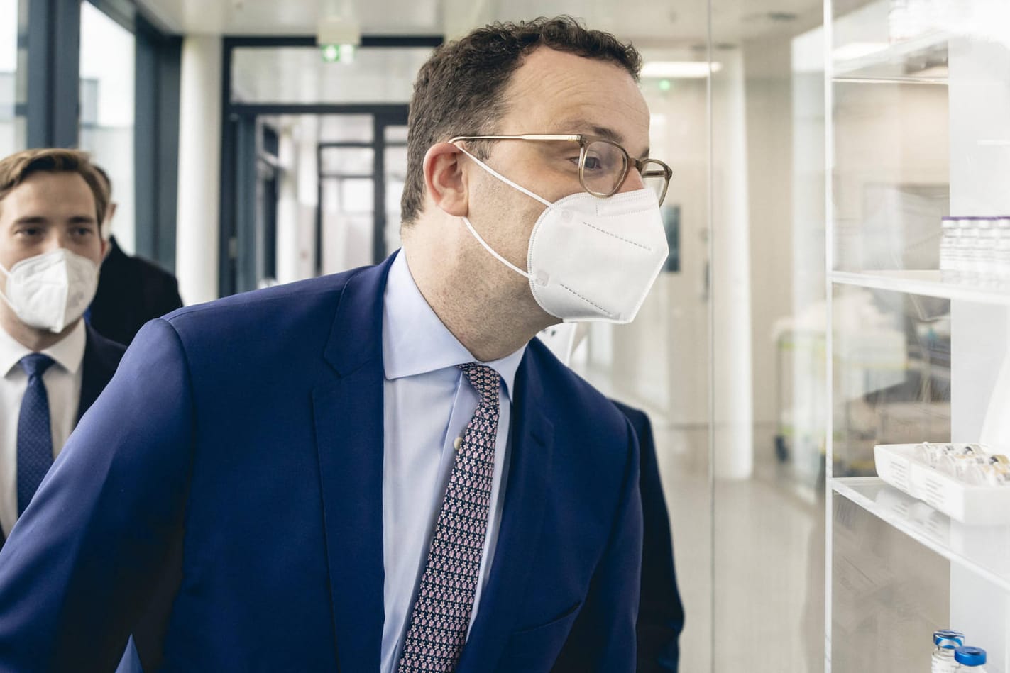 Jens Spahn beim Besuch im neuen Produktionsstandort für den Biontech-Impfstoff: Die Maske findet er "unheimlich nervig".