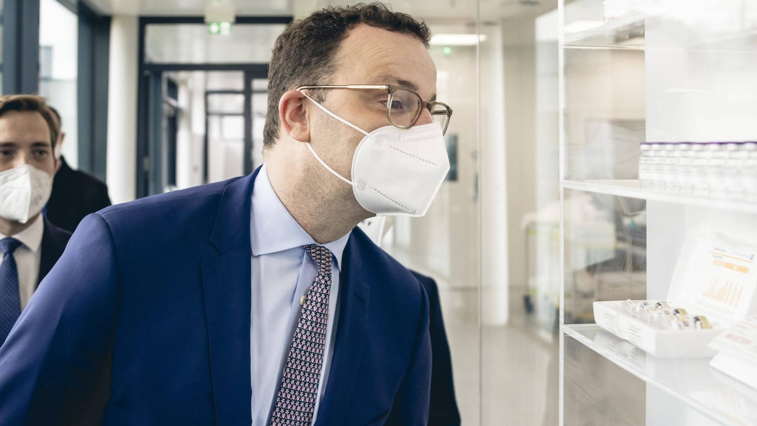 Jens Spahn beim Besuch im neuen Produktionsstandort für den Biontech-Impfstoff: Die Maske findet er "unheimlich nervig".