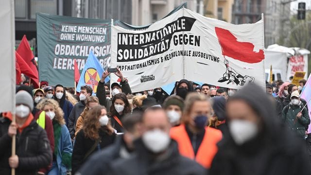 Teilnehmer einer Demonstration linker und linksradikaler Gruppen mit dem Titel "Von der Krise zur Enteignung" unterwegs im Wedding. Teilnehmer einer Demonstration linker und linksradikaler Gruppen mit dem Titel "Von der Krise zur Enteignung" unterwegs im Wedding.