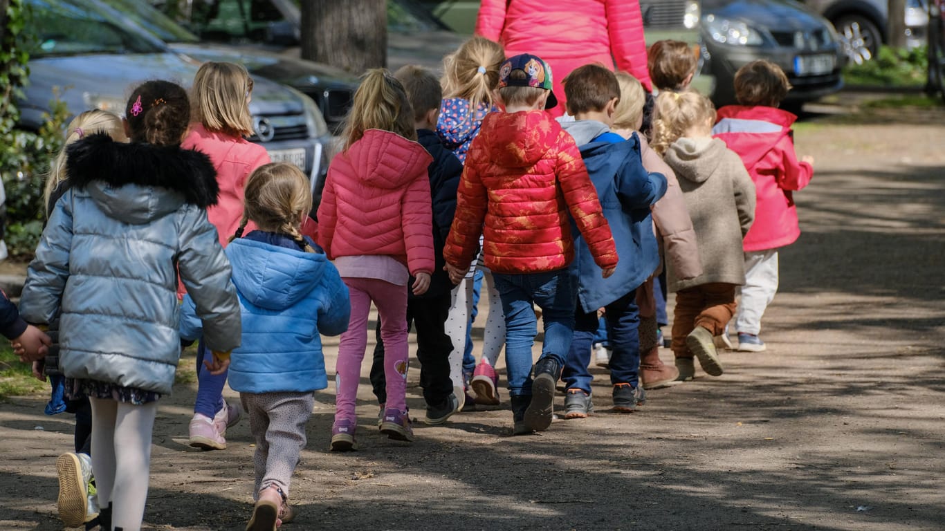 Kinder gehen in einer Gruppe: Die große Koalition will Nachhilfe fördern.