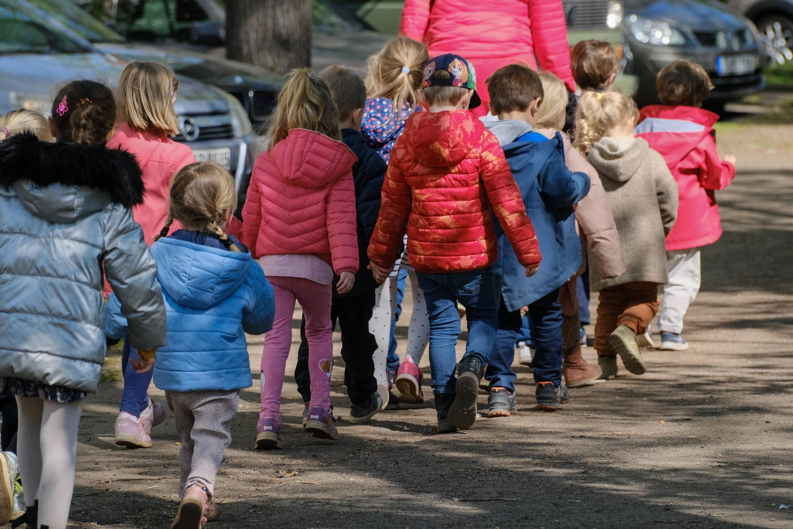 Kinder gehen in einer Gruppe: Die große Koalition will Nachhilfe fördern.
