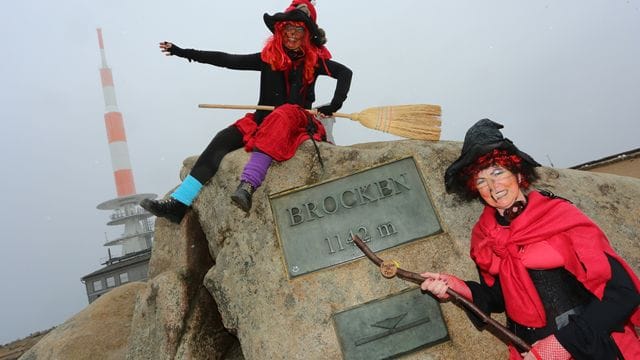 Irmgard Eggert und Hannelore Beyer aus Halberstadt sind am Walpurgistag im Hexenkostüm auf den Brocken gekommen.