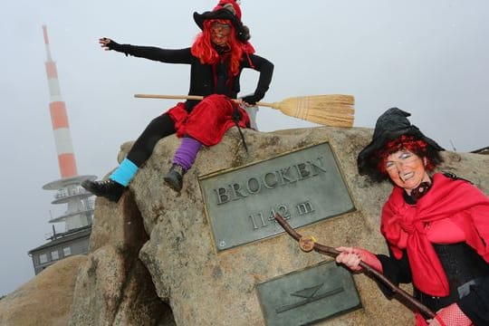 Irmgard Eggert und Hannelore Beyer aus Halberstadt sind am Walpurgistag im Hexenkostüm auf den Brocken gekommen.