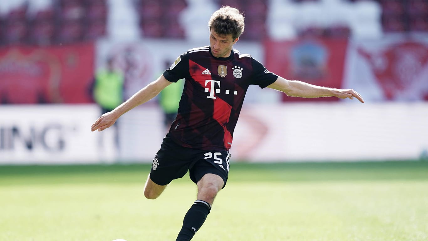 In diesem Ausweich-Outfit liefen Thomas Müller und der FC Bayern zuletzt beim Auswärtsspiel in Mainz auf. In der kommenden Saison präsentiert sich der Rekordmeister in neuem Gewand.