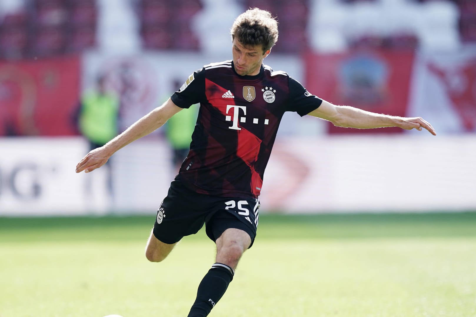 In diesem Ausweich-Outfit liefen Thomas Müller und der FC Bayern zuletzt beim Auswärtsspiel in Mainz auf. In der kommenden Saison präsentiert sich der Rekordmeister in neuem Gewand.