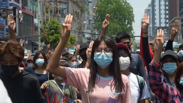 Anti-Putsch-Demonstranten zeigen während eines Protests in Rangun gegen die Militärregierung den Drei-Finger-Gruß als Zeichen des Protests.