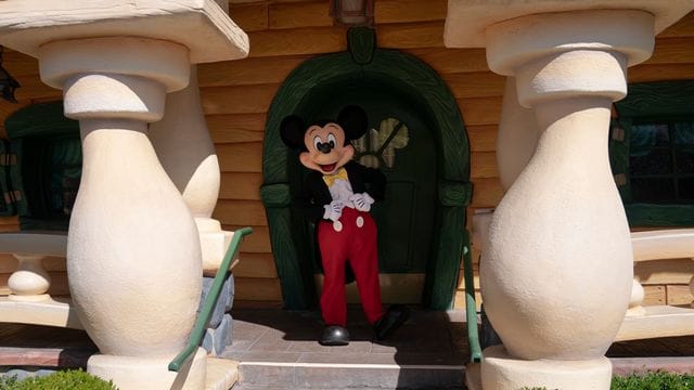 13 Monate lang war Disneyland in Kalifornien wegen der Corona-Pandemie zu, nun darf Mickey Mouse endlich wieder vor die Tür.