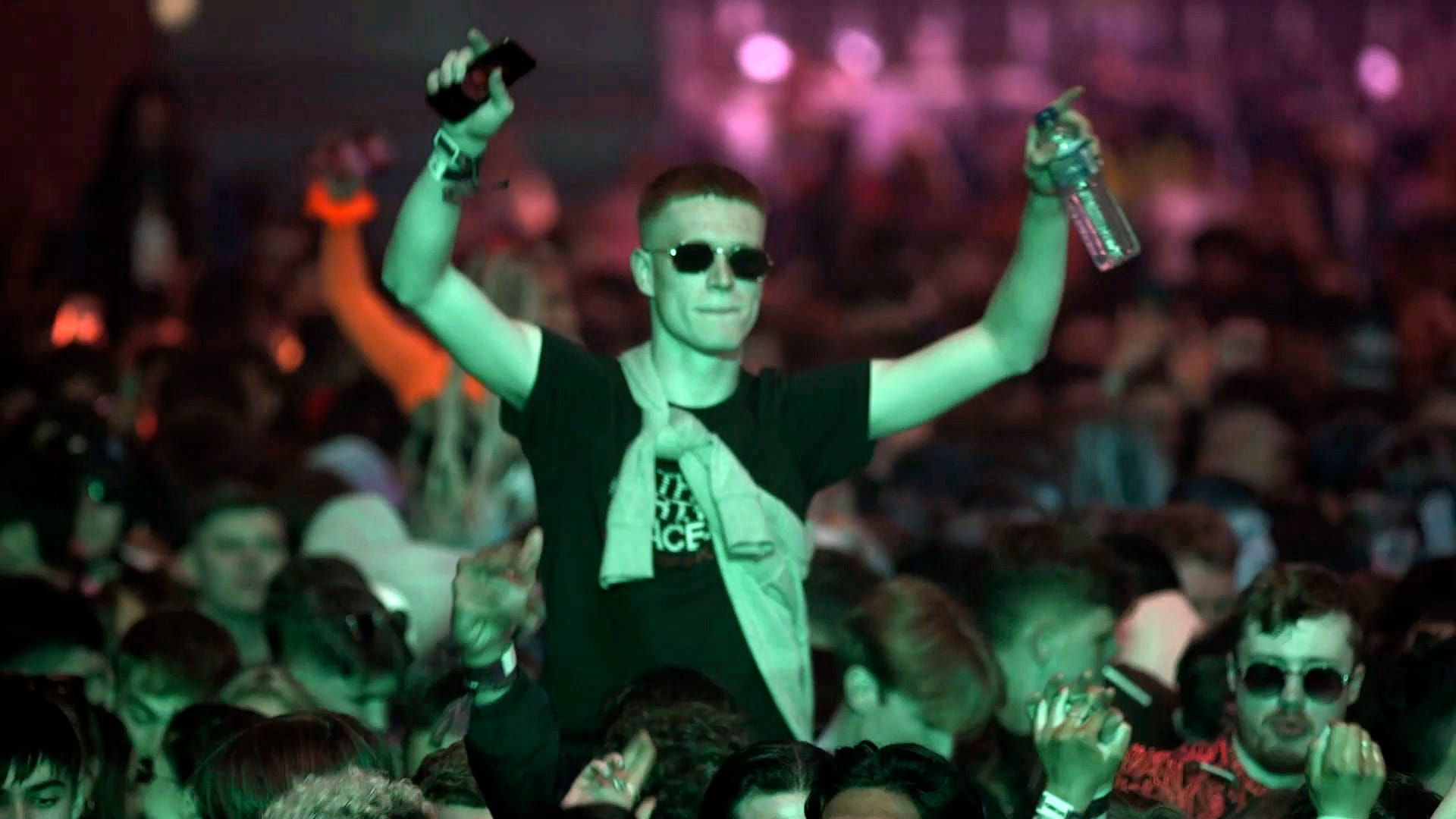 In einem Lagerhaus in Liverpool durften Besucher in den Mai tanzen – ohne Maske und Abstandsregel. In einem Lagerhaus in Liverpool durften Besucher in den Mai tanzen – ohne Maske und Abstandsregel.