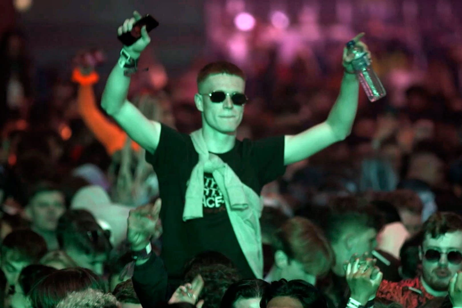 In einem Lagerhaus in Liverpool durften Besucher in den Mai tanzen – ohne Maske und Abstandsregel.