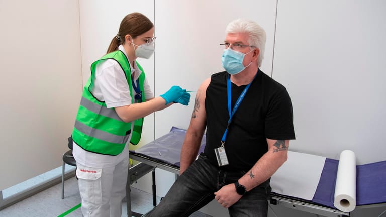 Impfung im Impfzentrum auf dem Frankfurter Flughafen: In den vergangenen Tagen hat die Impfkamapgne große Fortschritte gemacht.