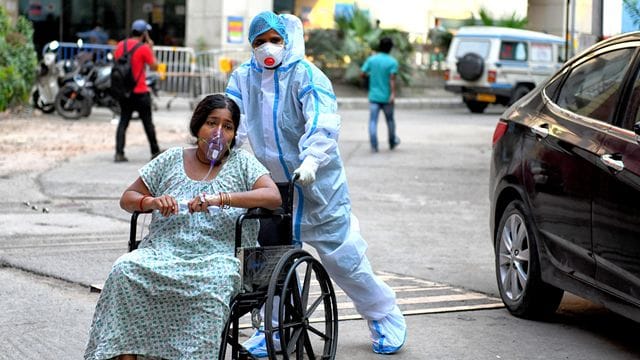 Eine mit dem Coronavirus infizierte Patientin wird in das Kolkata Medical College Hospital eingeliefert.