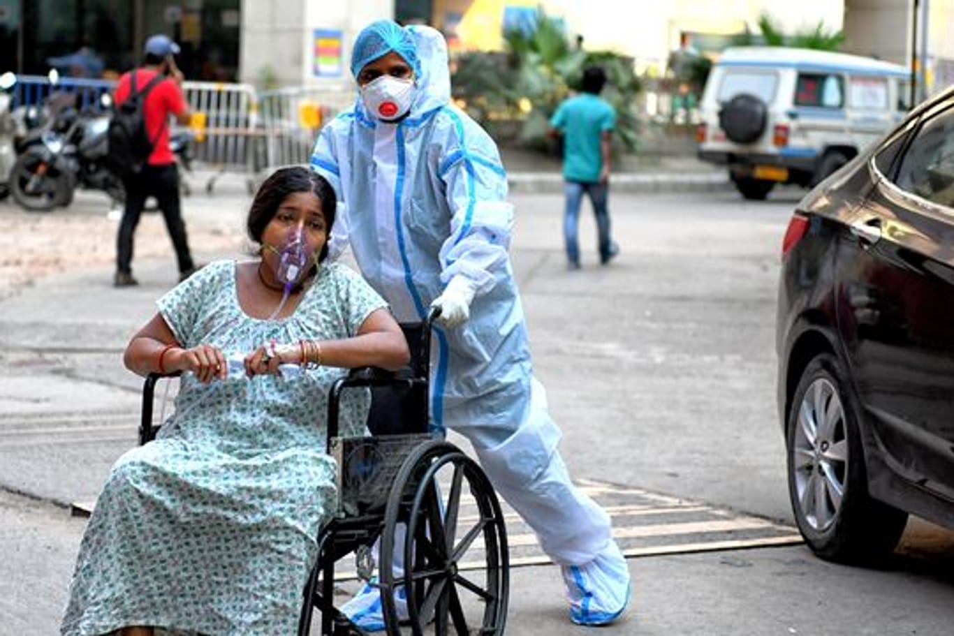 Eine mit dem Coronavirus infizierte Patientin wird in das Kolkata Medical College Hospital eingeliefert.