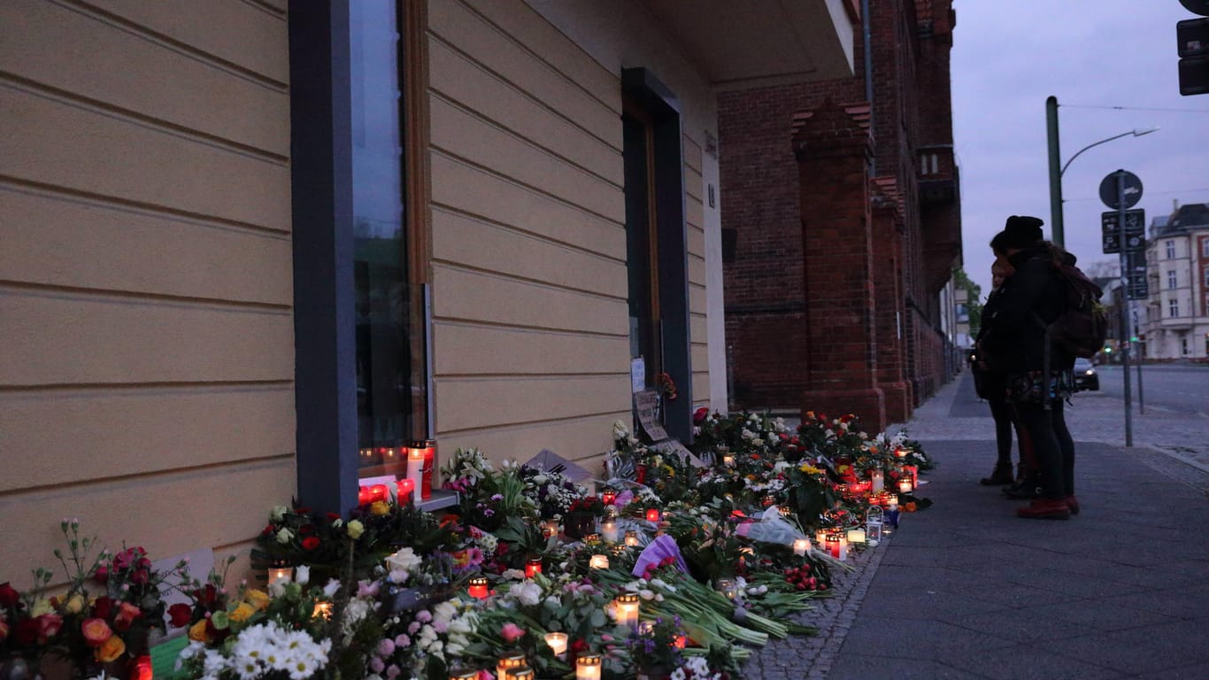 Menschen gedenken der Opfer am Oberlinhaus: Eine 51-Jährige soll hier vier Menschen getötet haben.