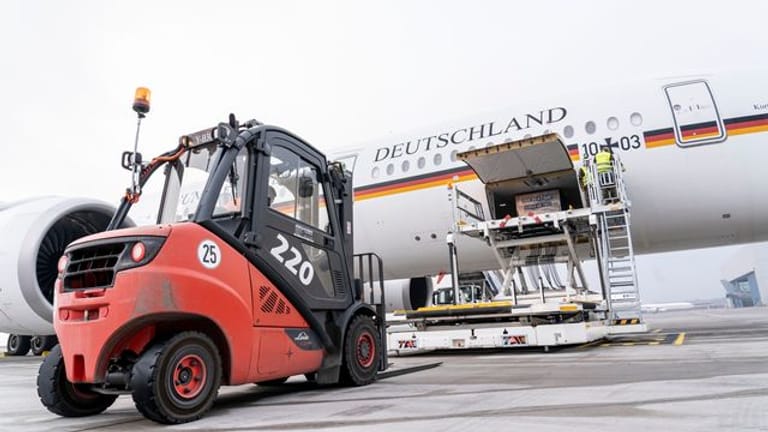 Mit 120 Beatmungsgeräten im Laderaum hat der Airbus A350 "Kurt Schumacher" vom Flughafen Köln-Wahn aus Kurs auf die indische Hauptstadt Neu Delhi genommen.