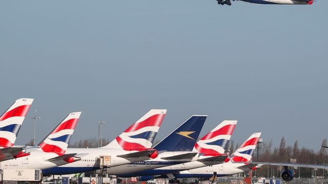 Seit Monaten sind Reisen ins Ausland für Britinnen und Briten nur in Ausnahmefällen erlaubt - etwa bei medizinischen Notfällen, Beerdigungen oder für die Arbeit. Seit Monaten sind Reisen ins Ausland für Britinnen und Briten nur in Ausnahmefällen erlaubt - etwa bei medizinischen Notfällen, Beerdigungen oder für die Arbeit.