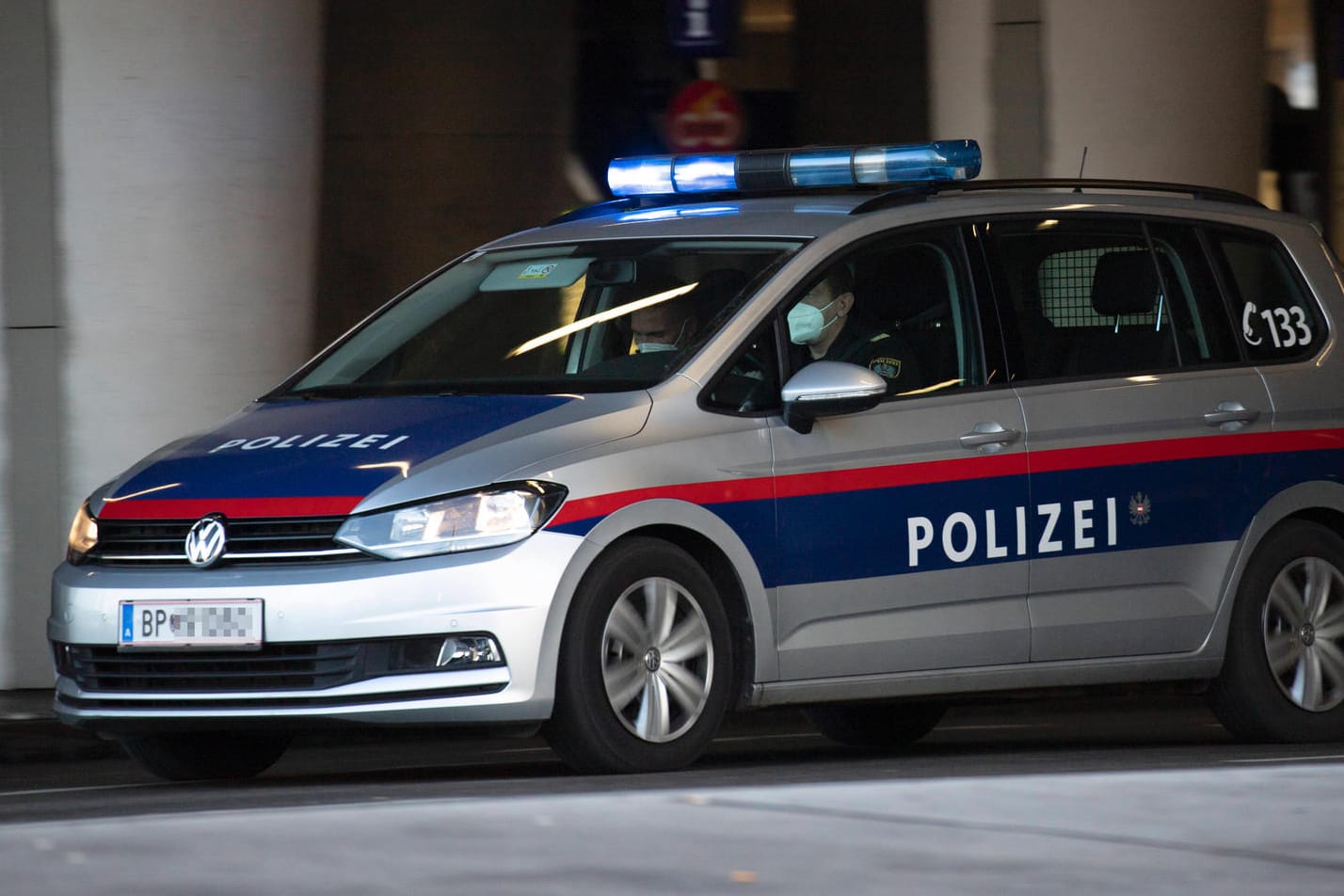 Fahrzeug der Polizei Wien: Am Donnerstagabend fanden Beamte eine Frau mit Schussverletzungen im Kopf in ihrer Wohnung. Sie verstarb später im Krankenhaus.