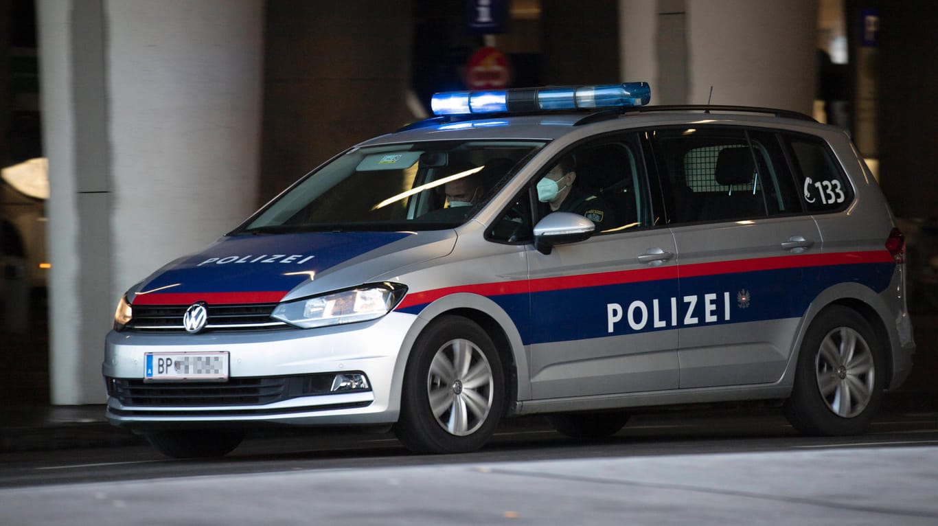 Fahrzeug der Polizei Wien: Am Donnerstagabend fanden Beamte eine Frau mit Schussverletzungen im Kopf in ihrer Wohnung. Sie verstarb später im Krankenhaus.
