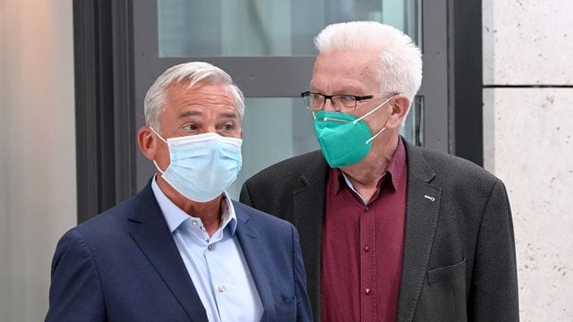 Die Neuauflage des grün-schwarzen Regierungsbündnisses im Ländle steht: CDU-Innenminister Thomas Strobl (links) und der grüne Ministerpräsident Winfried Kretschmann am Rande der Koalitionsverhandlungen. Die Neuauflage des grün-schwarzen Regierungsbündnisses im Ländle steht: CDU-Innenminister Thomas Strobl (links) und der grüne Ministerpräsident Winfried Kretschmann am Rande der Koalitionsverhandlungen.