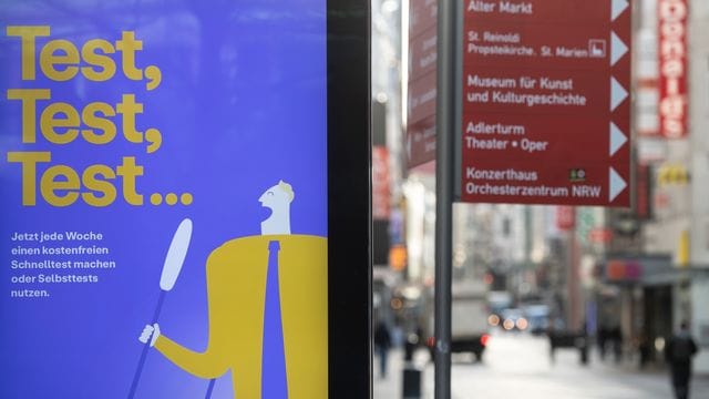 Shopping-Erlebnis ohne vorherigen Test - für vollständig Geimpfte und Genese ist das in NRW von Montag an wieder möglich. Shopping-Erlebnis ohne vorherigen Test - für vollständig Geimpfte und Genese ist das in NRW von Montag an wieder möglich.