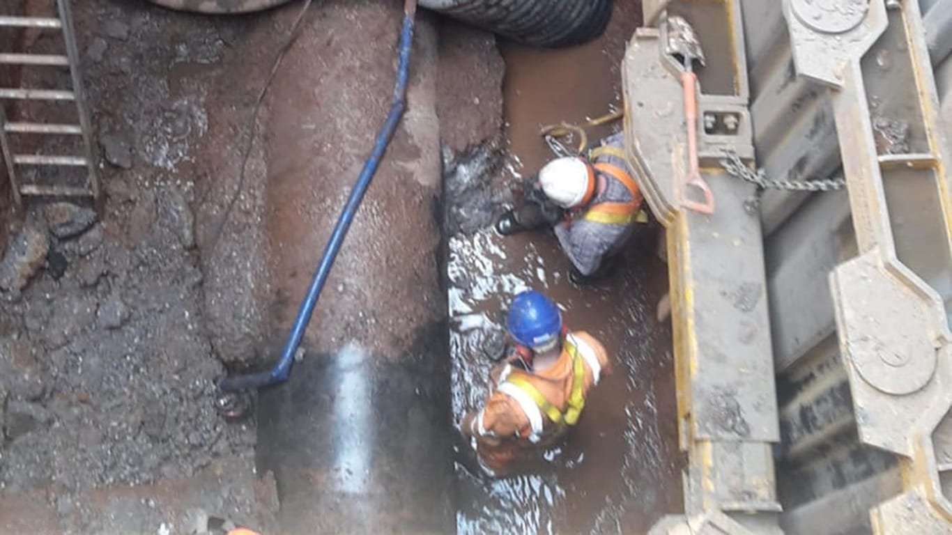 Arbeiter bei Kanalarbeiten (Archivbild): In der Kanalisation von Birmingham sitzt ein 300 Tonnen schwerer Fettkloß.