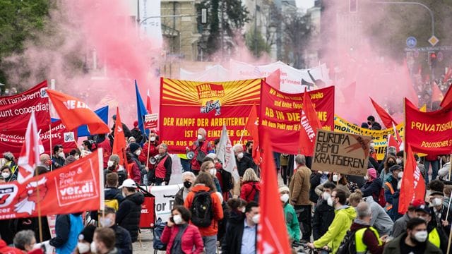 Motto "Solidarität ist Zukunft": Kundgebung des Deutschen Gewerkschaftsbundes am Königsplatz in München. Motto "Solidarität ist Zukunft": Kundgebung des Deutschen Gewerkschaftsbundes am Königsplatz in München.