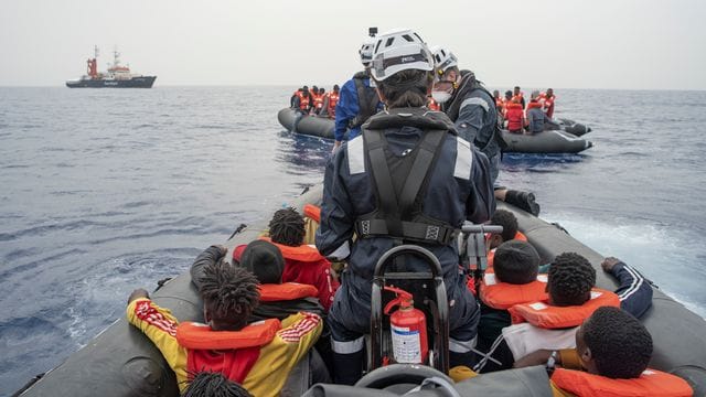 Die Hilfsorganisation Sea-Watch bringt bei einem Rettungseinsatz im zentralen Mittelmeer Migranten in Sicherheit. Die Hilfsorganisation Sea-Watch bringt bei einem Rettungseinsatz im zentralen Mittelmeer Migranten in Sicherheit.