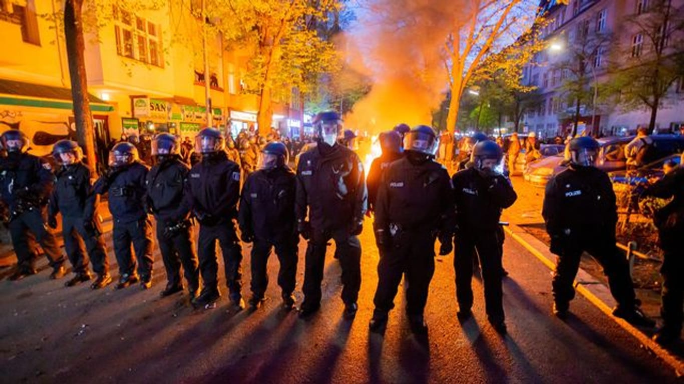 Stein- und Flaschenwürfe und brennende Barrikaden: Am Rande friedlicher Proteste zum 1.