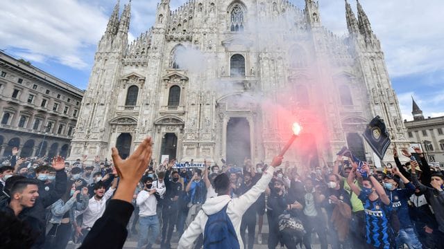 Inter-Fans feiern auf der Piazza Duomo vor dem Mailänder Dom.