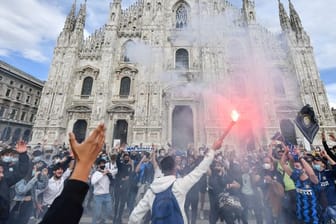 Inter-Fans feiern auf der Piazza Duomo vor dem Mailänder Dom.