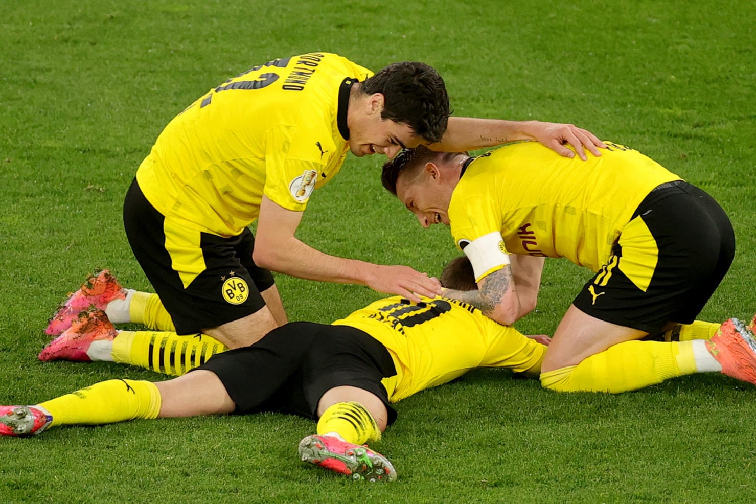 BVB-Jubel: Giovanni Reyna (l.) und Marco Reus (r.) freuen sich über Thorgan Hazards (M.) Treffer zum zwischenzeitlichen 4:0 gegen Kiel.