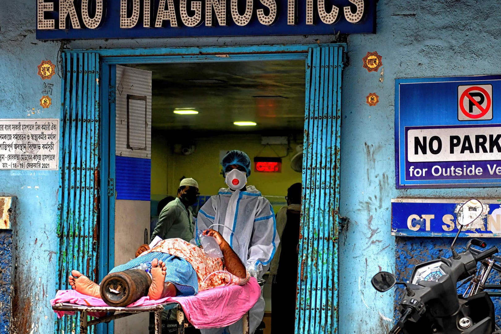 Ein Corona-Patient wird in Kolkata zu einer Untersuchung gebracht. Indien hat derzeit die meisten Infektionen pro Tag.