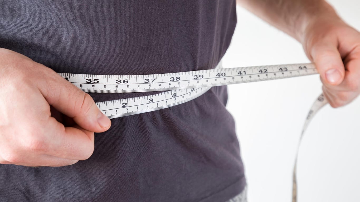 Übergewicht und Corona: Forscher haben Zusammenhänge zwischen Körpergewicht und Covid-19-Verlauf gefunden.